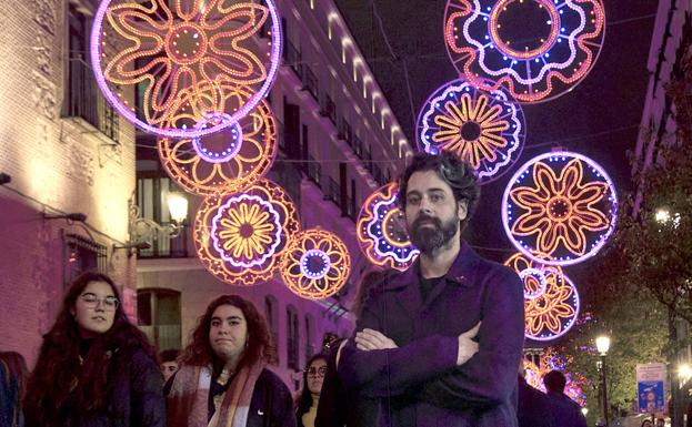Moisés Nieto evoca los antiguos pañitos de ganchillo en la iluminación navideña de Madrid