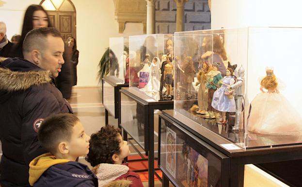 La historia del cine y la moda a escala de la muñeca Barbie