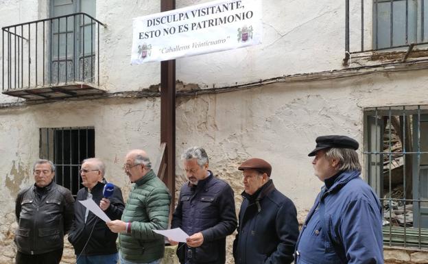 Los Caballeros Veinticuatro reivindicaron una solución para una fachada apuntalada