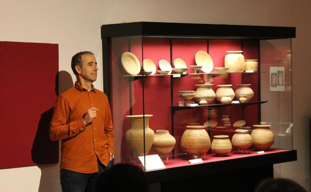 El cuentacuentos Nono Granero encandila a los pequeños en el Museo Arqueológico