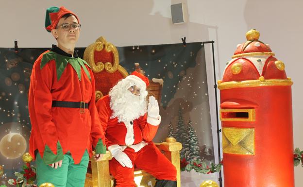 Papá Noel recibe las cartas de los más pequeños
