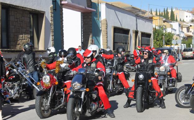 Decenas de Papá Noel llegan a Úbeda en moto