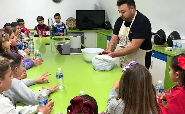Taller infantil de dulces navideños en el Centro Olivar y Aceite