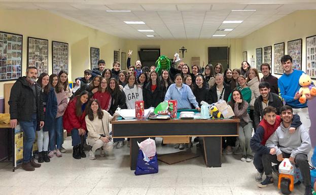 Jóvenes que ayudan a los Reyes Magos para que ningún niño se quede sin regalo