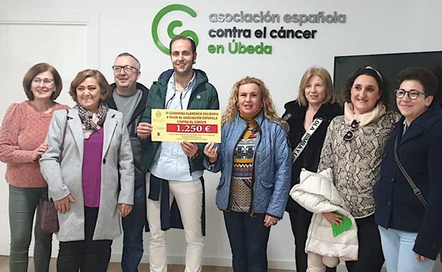 La Asociación Contra el Cáncer recibió 1.250 euros de la zambomba solidaria de la Humildad