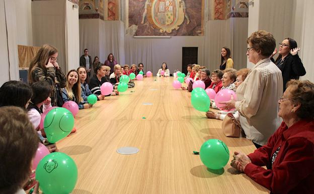 Un encuentro para que jóvenes y mayores se conozcan y busquen puntos en común