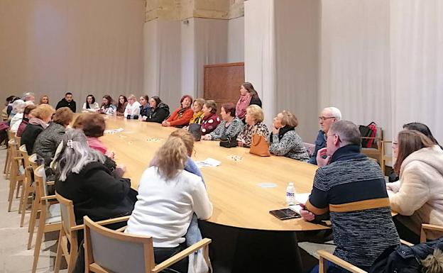 Buen ambiente durante el encuentro intergeneracional que reunió a jóvenes y mayores