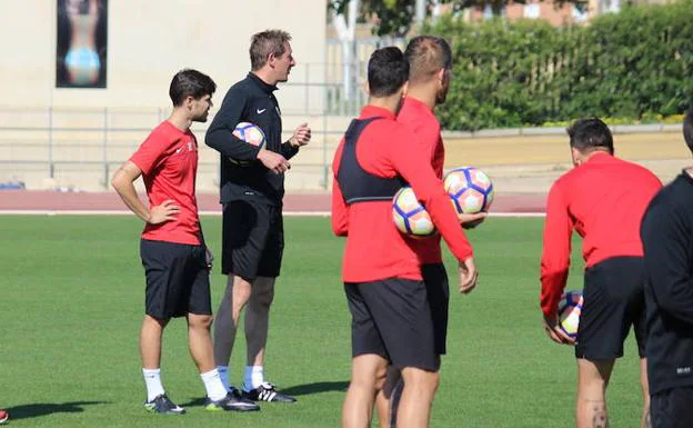 ¿Sabes qué jugadores estarán en el primer día de trabajo del Almería?