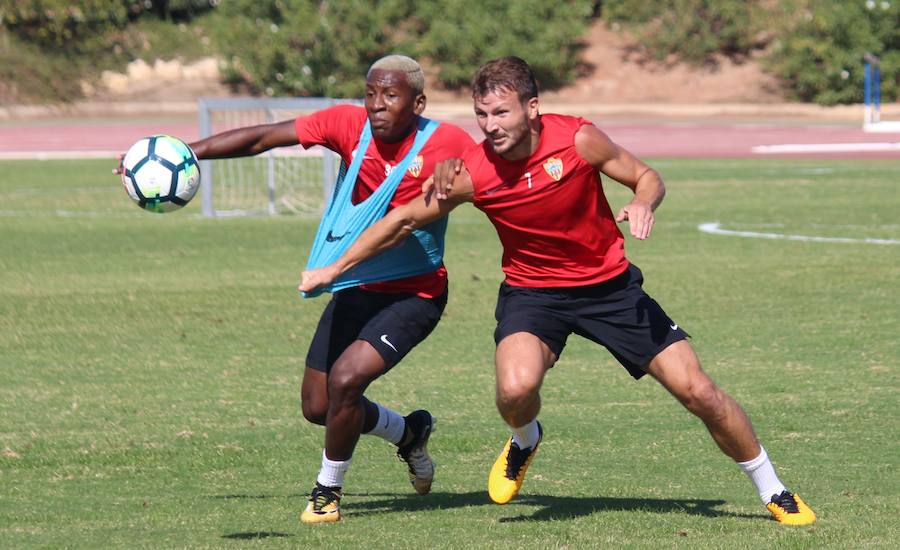 El Almería jugará con un once distinto otra semana más