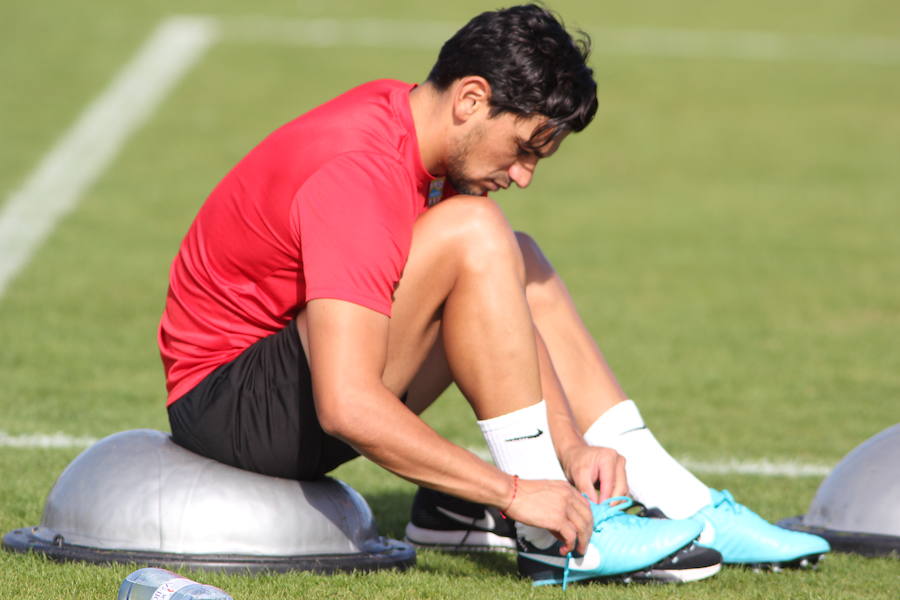 El Almería recupera a Tino Costa y a Verza para jugar en Barcelona