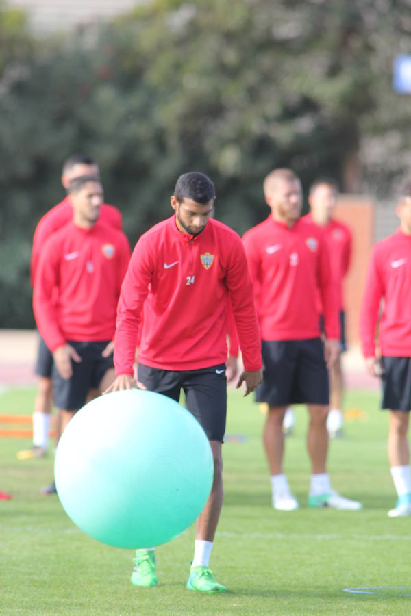 Joaquín quiere llegar a Navidad con el Almería fuera de descenso