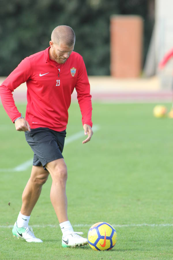 El Almería convoca a todos los disponibles