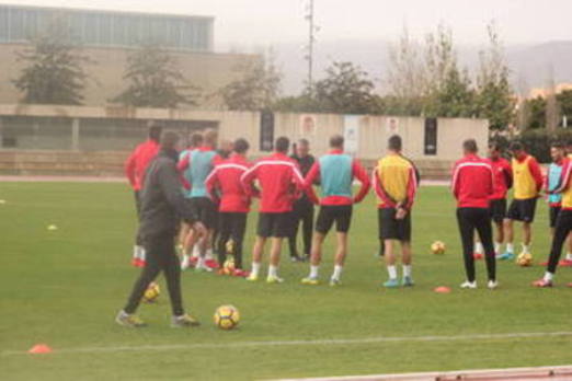 Lucas Alcaraz lee la cartilla a la plantilla de la UD Almería