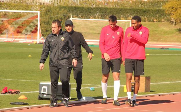 El Almería completa la sesión con atención a los jugadores tocados