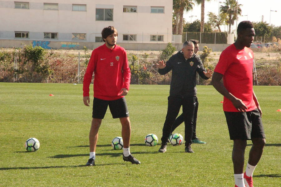 Alcaraz respeta a la Cultural, pero el Almería debe imponer su sello