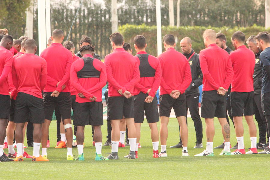 Respetuoso minuto de silencio del Almería en memoria de Gabriel