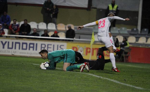 El Almería no sabe interpretar lo que se jugaba en Reus y pierde