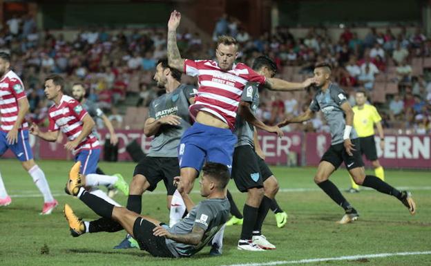 El Almería quiere hacerse con los servicios del central Charlie Dean