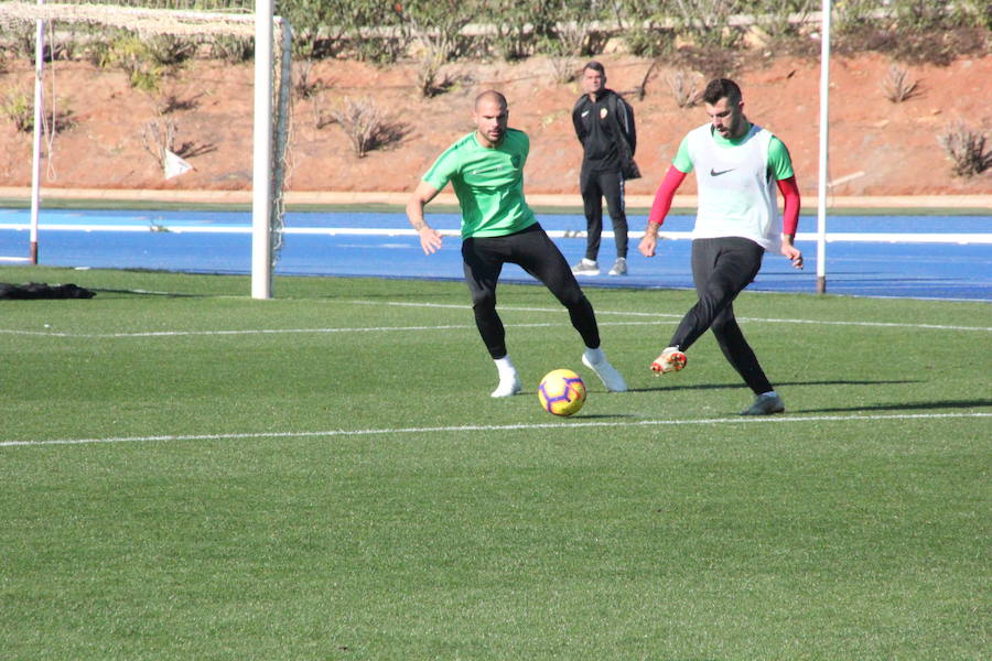 Rioja mira al escudo del Almería, «el que tenemos en el pecho»