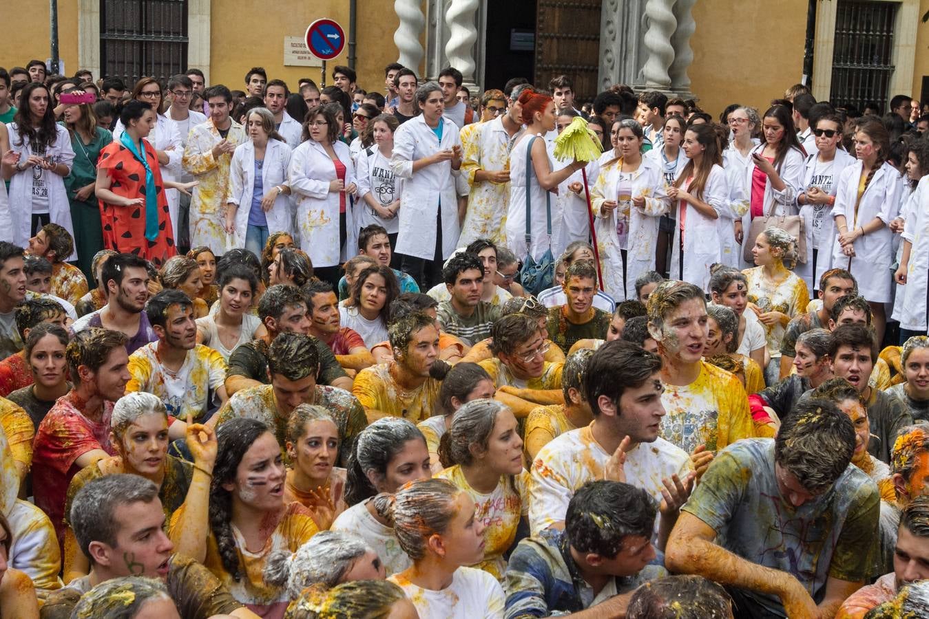 Medicina celebra San Lucas con novatadas