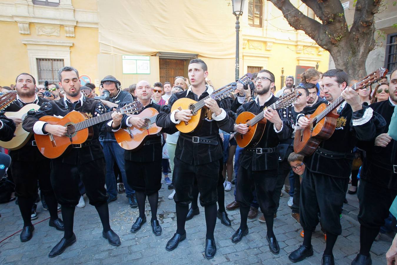 Los Universitarios salen en procesión