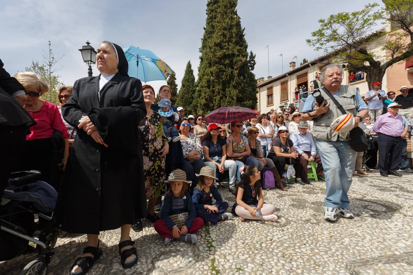 Miles de personas rezan por las tres gracias del Cristo de Favores de Granada