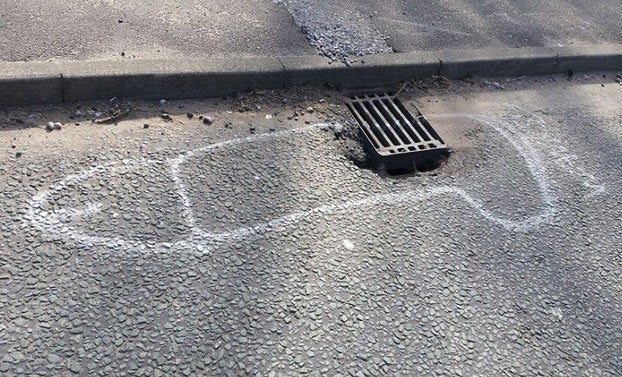 Un artista anónimo pinta penes en los baches para que sean arreglados y lo consigue