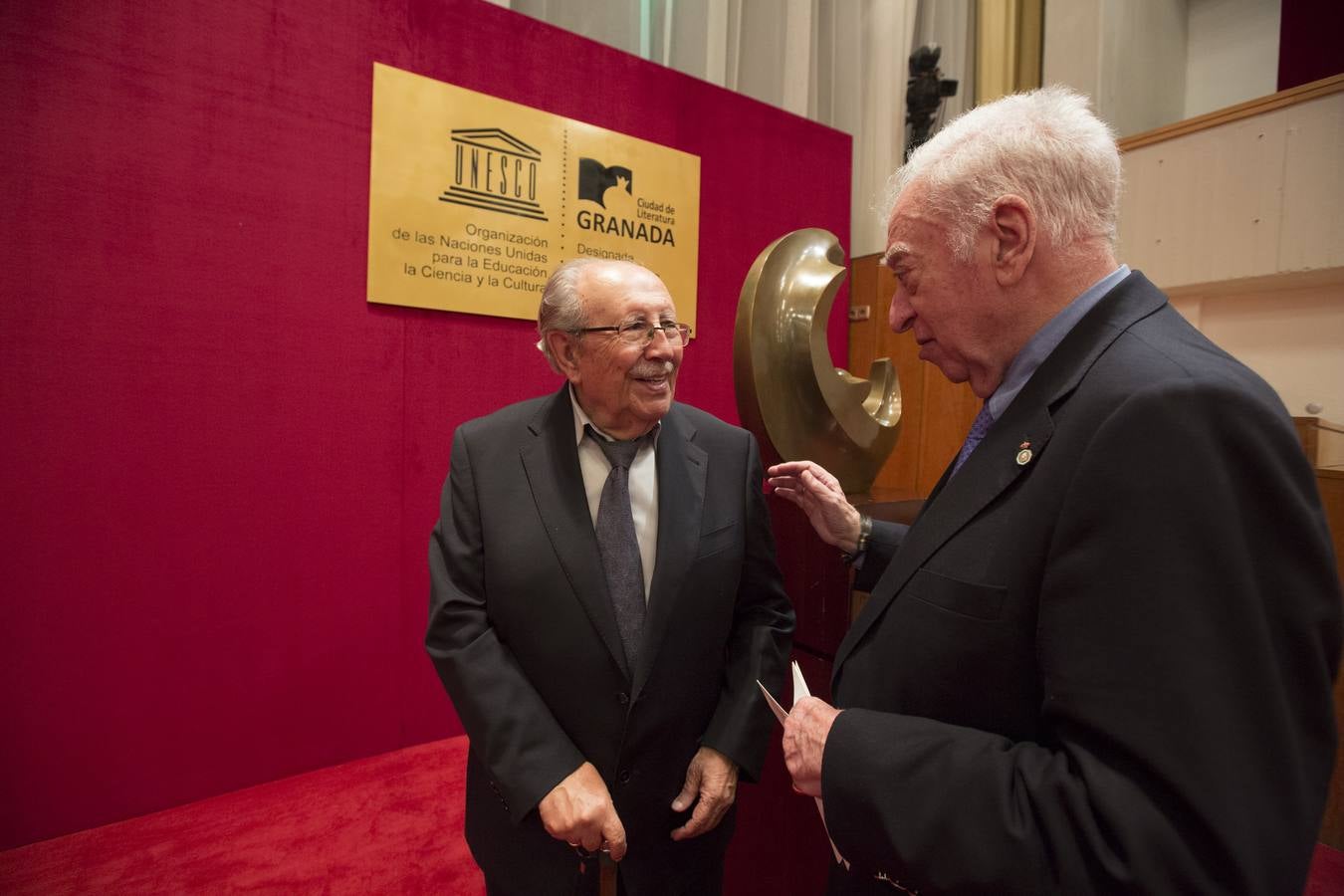 Guillén reivindica el "tono elegíaco" de la poesía, que se alimenta del "tiempo"