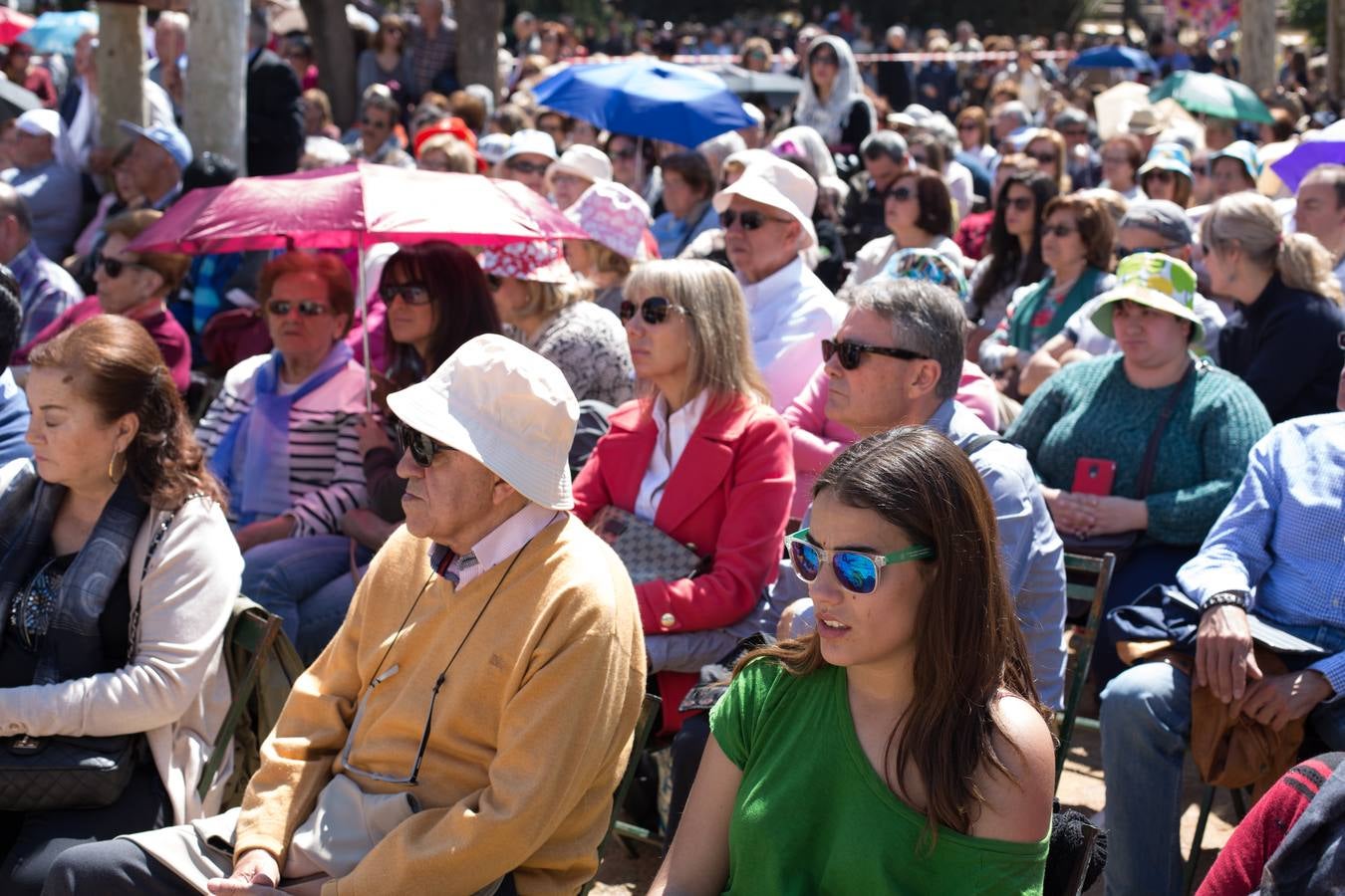 Miles de personas piden tres gracias ante el Cristo de los Favores de Granada