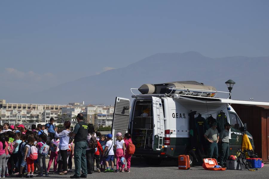 La Guardia Civil asombra a los más pequeños