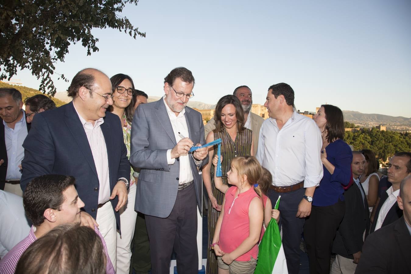 Rajoy dice que hay algunos españoles "un poco malos, pero los vamos a derrotar el 26J"