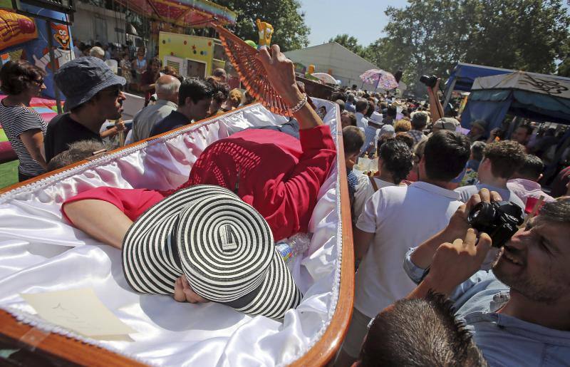 Desfilan en procesión dentro de ataúdes