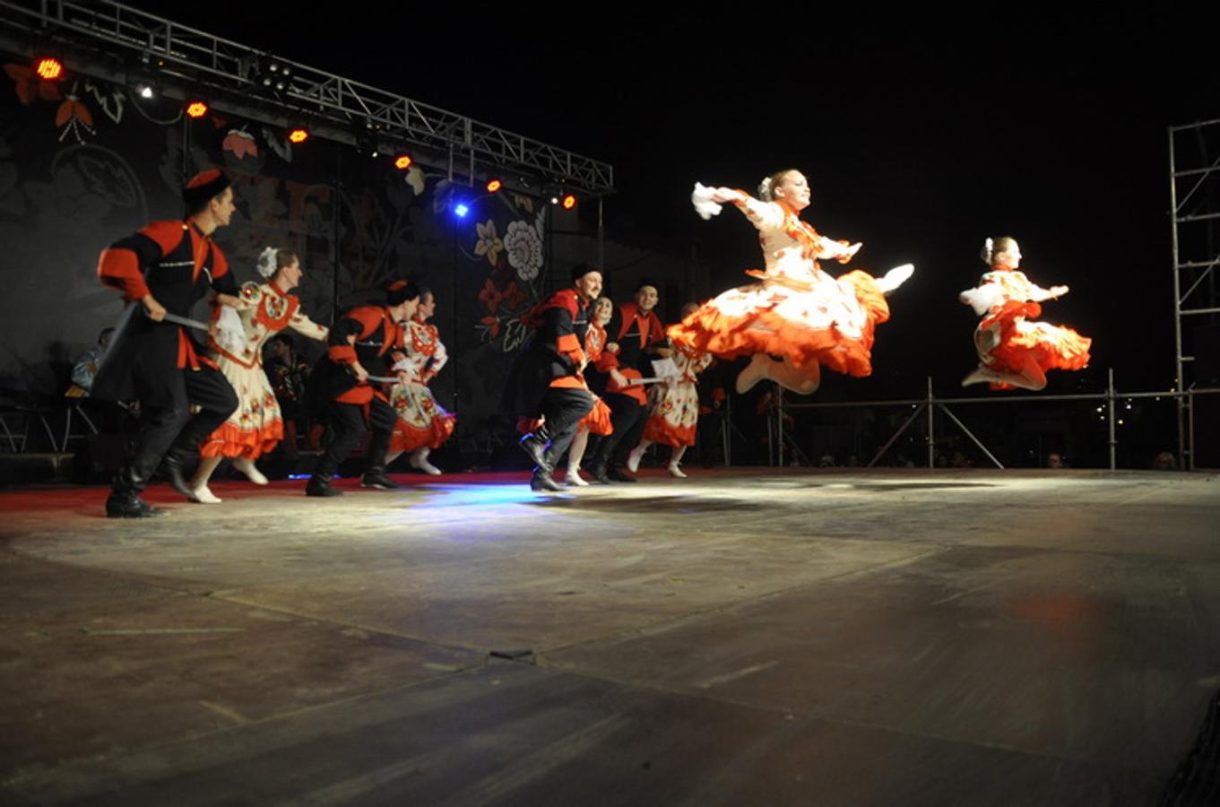 El Gran Ballet Argentino puso un brillante final al Festival Internacional de Folklore de Baza