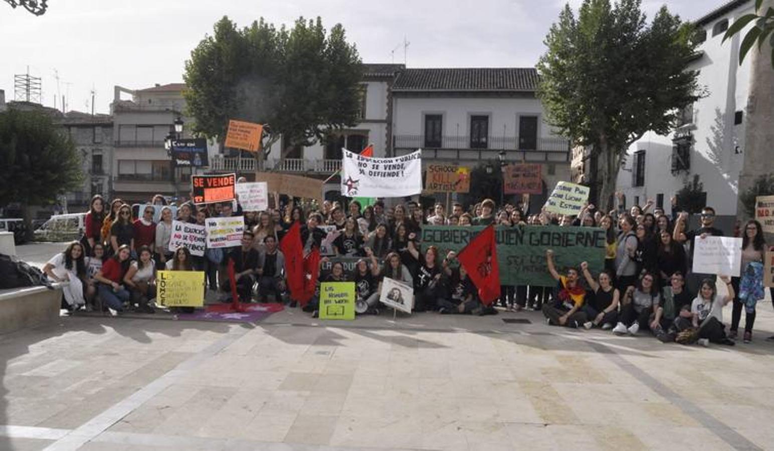Medio millar de alumnos protestan en Baza contra la LOMCE