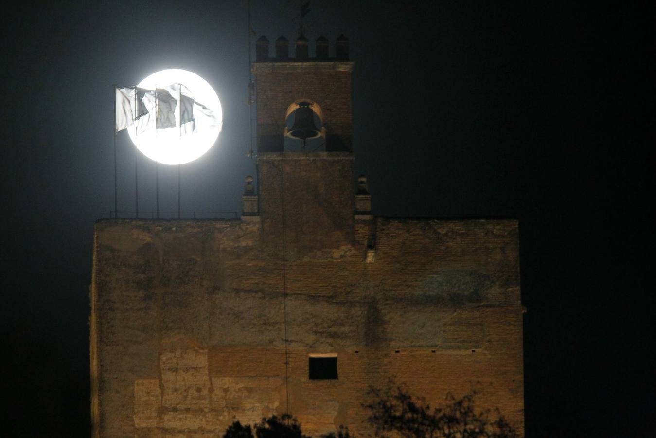 La 'superluna' seduce a Granada