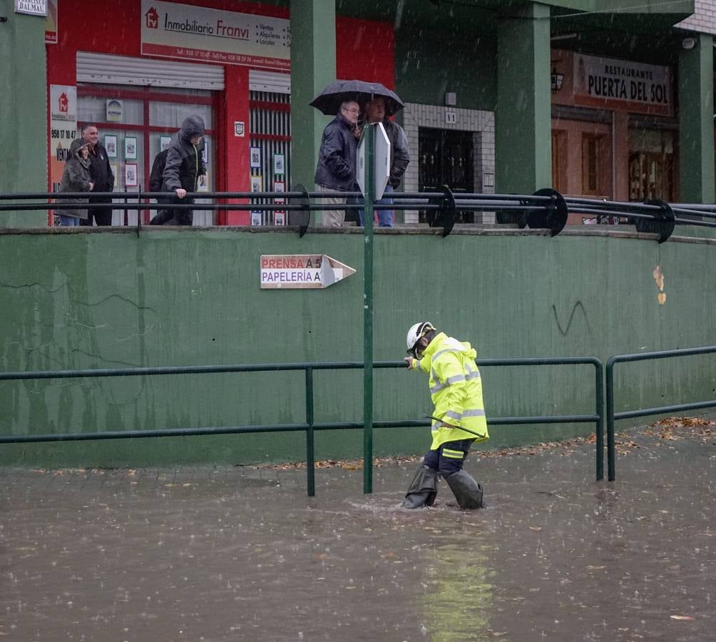 La primera tromba anega calles y obliga a cortar un paso subterráneo