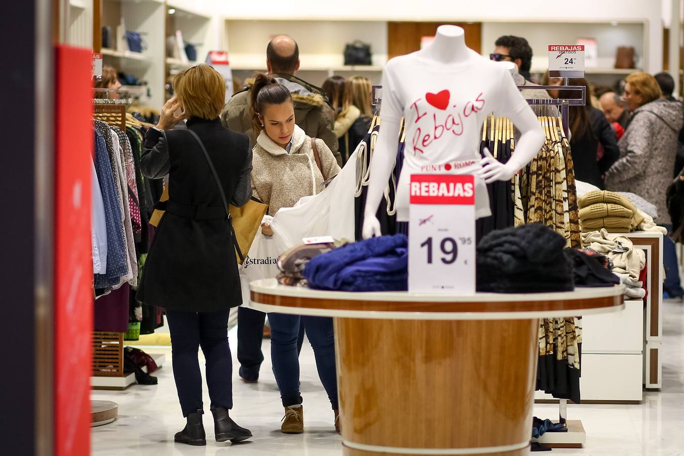 Granada 'carga' en el inicio de las rebajas