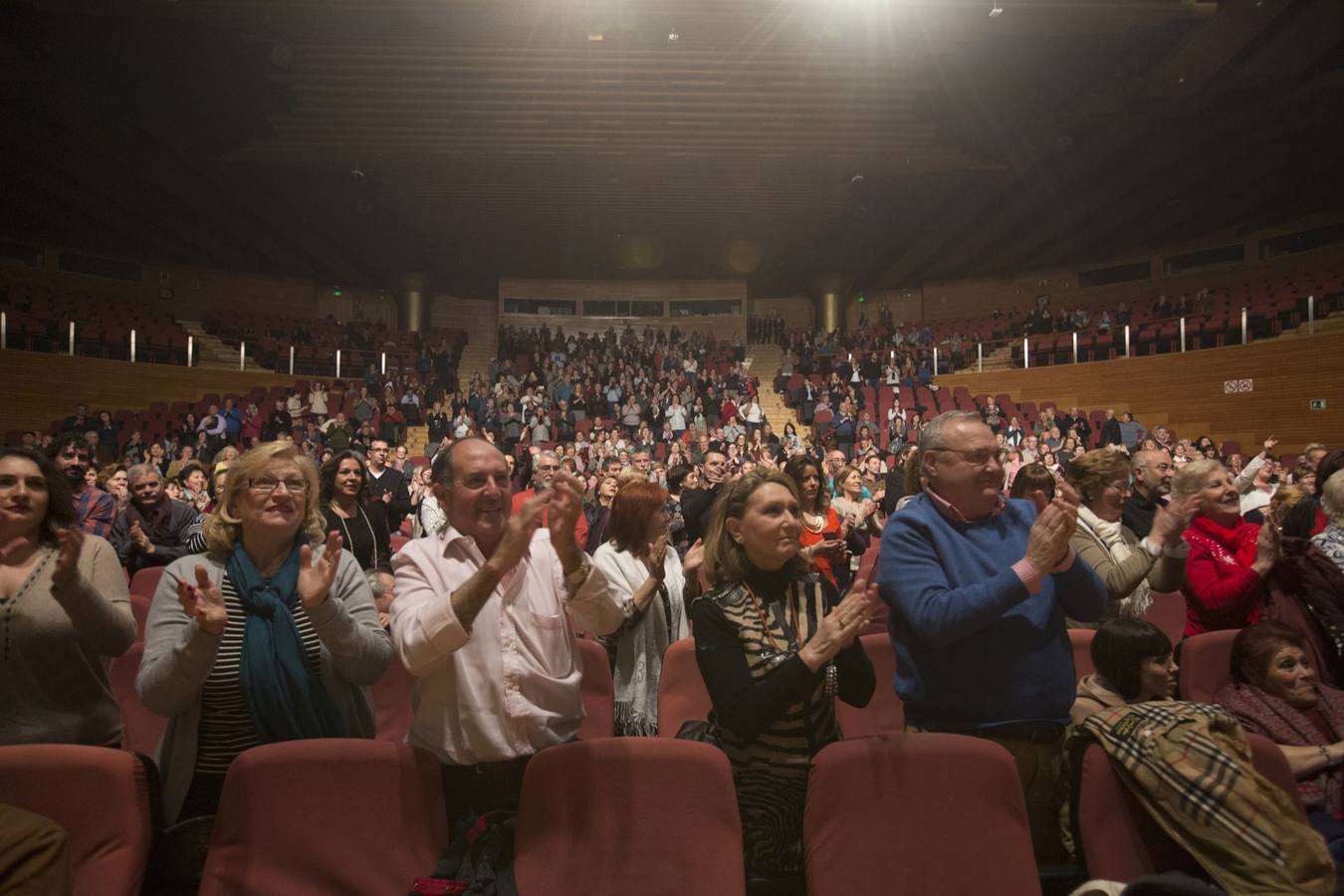 Entre el aplauso general