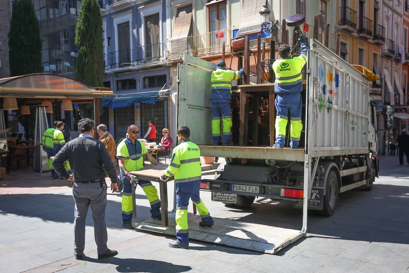 La policía local retira 23 mesas 'extra' de dos terrazas en el centro