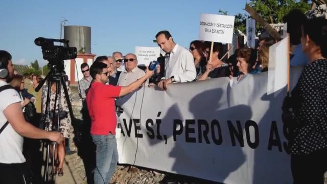 Concentración en Loja en protesta por el derribo de la estación