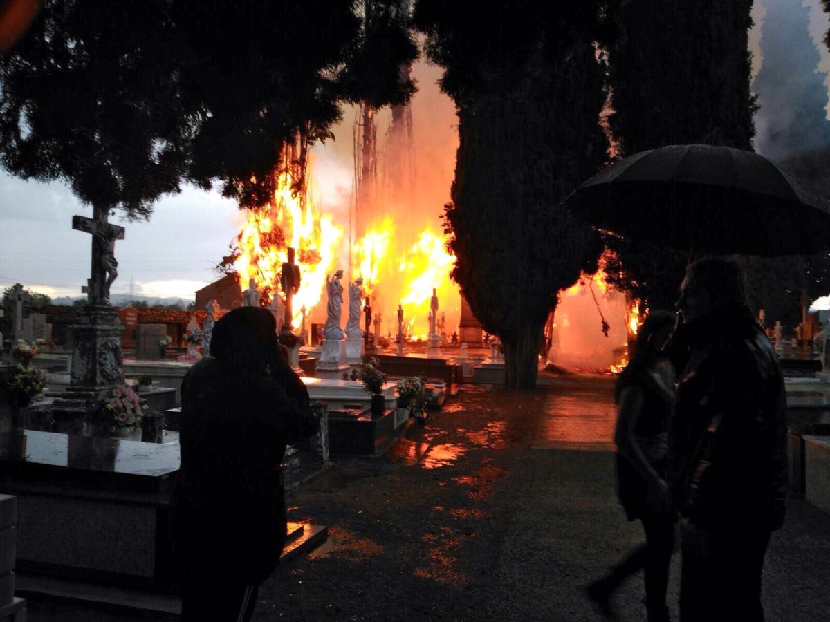 Un rayo provoca un impactante incendio en el cementerio de Cacabelos (León)