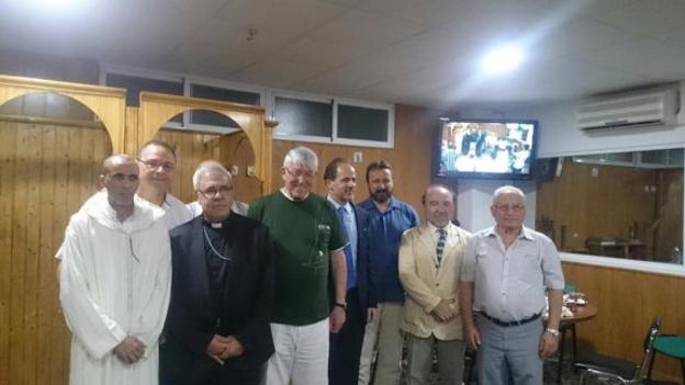 El arzobispo visita por primera vez una mezquita y cena junto a musulmanes