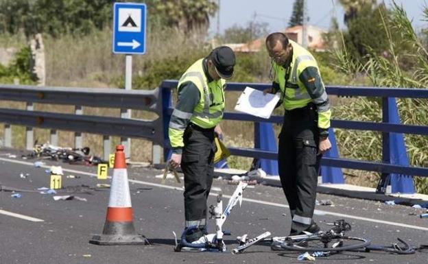 Una conductora borracha y sin carné atropella a un ciclista, que está herido grave