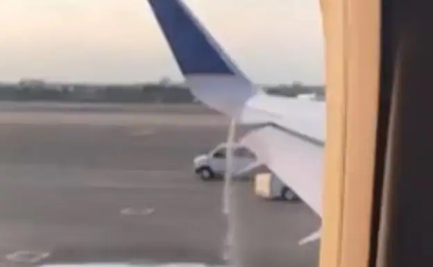 Una pasajera graba una bestial fuga de combustible en un avión antes de despegar