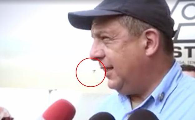 El presidente de Costa Rica se traga una avispa mientras hablaba: "Proteína pura"