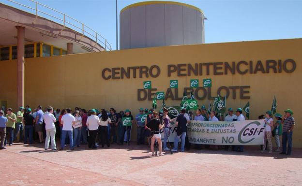 Denuncian turnos prohibidos de 24 horas seguidas de trabajo en la cárcel de Albolote