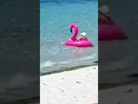 El cómico vídeo de una turista y su flotador en Ibiza