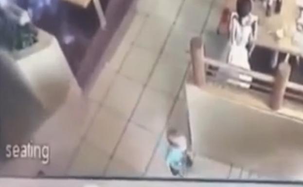 El terrible rapto de un niño en 10 segundos que aterra al mundo