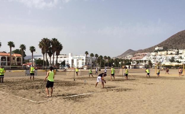 Dos meses de tenis playa gracias a la Copa de Verano