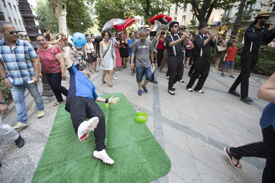El swing del FEX recorre las calles de Granada
